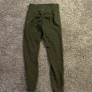 Halara butt scrunch Olive Green High-Waisted Leggings 7/8th length size small